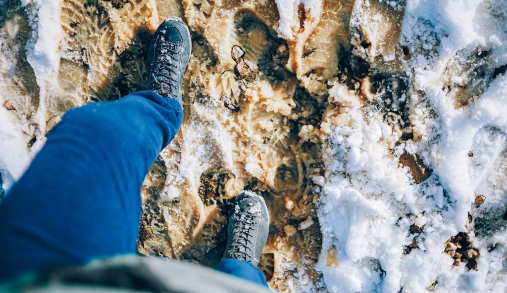 latyakban férfi sétál télen beázik a cipője