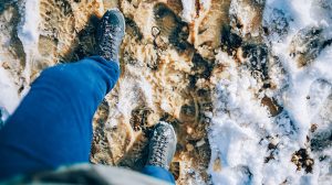 latyakban férfi sétál télen beázik a cipője