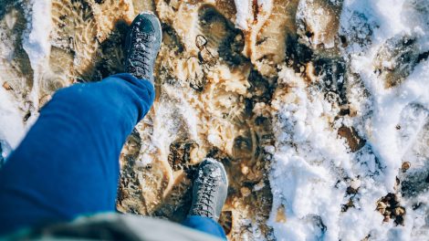 latyakban férfi sétál télen beázik a cipője