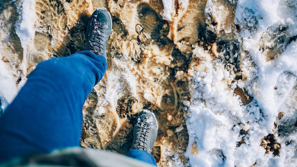 latyakban férfi sétál télen beázik a cipője