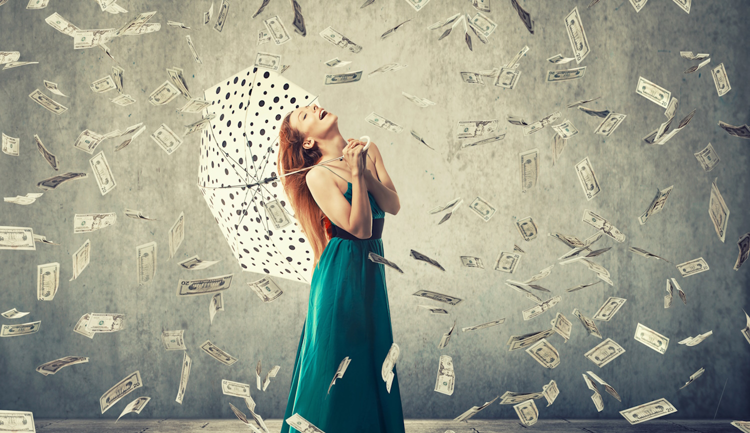 szerencsés boldog nő áll a pénzesőben