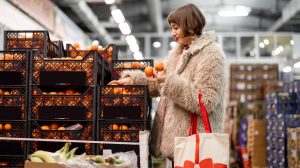 magnélküli mandarint vásárol egy nő a boltban