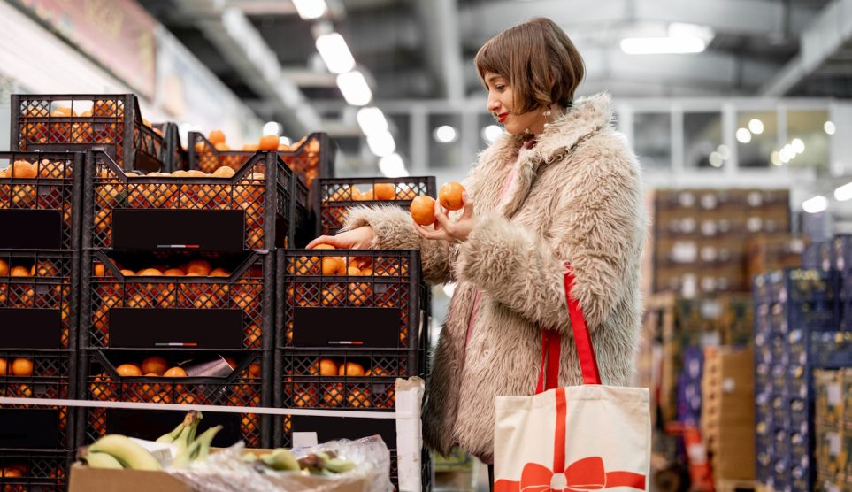 magnélküli mandarint vásárol egy nő a boltban