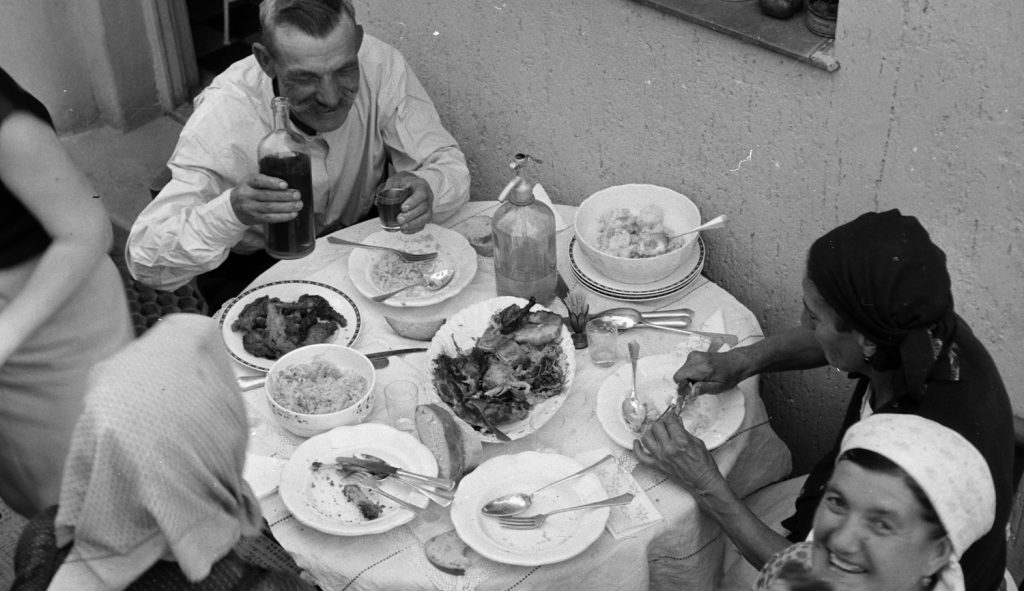 1969. Őcsény: keresztelő alkalmával tartott ünnepi ebéd