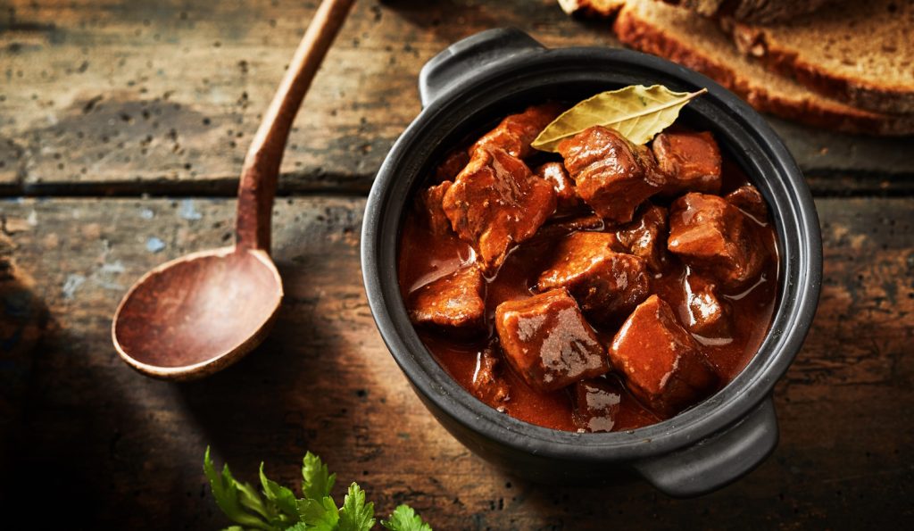 magyaros marhapörkölt kislábosban