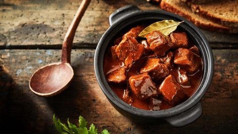 magyaros marhapörkölt kislábosban