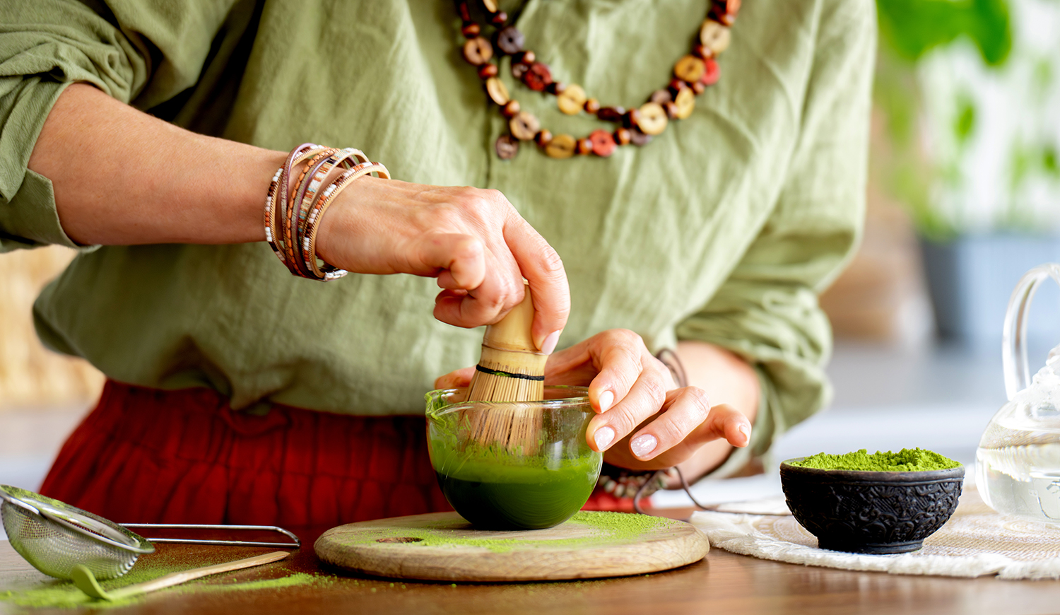 Nő matcha zöld teát kever