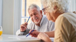 Idős pár keresztrejtvényt fejt