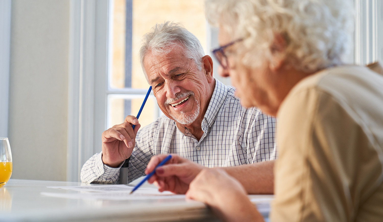 Idős pár keresztrejtvényt fejt