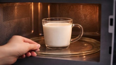 pohár tej a mikróban