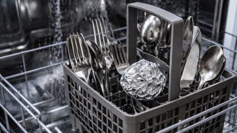 mosogatógépben evőeszközök és alufólia