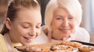 nagymama sütit süt az unokájával