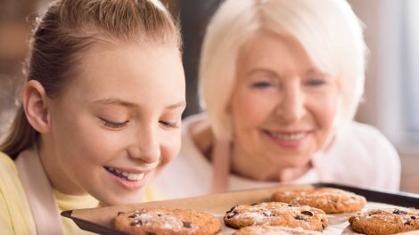 nagymama sütit süt az unokájával