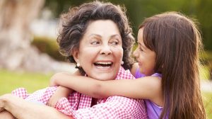 nagymama unokájával