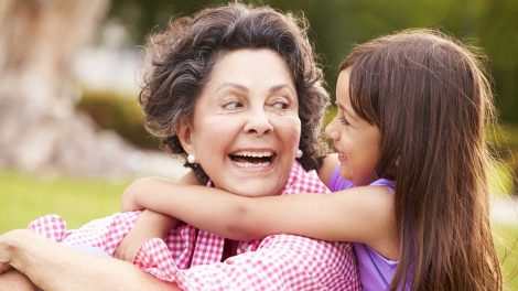 nagymama unokájával