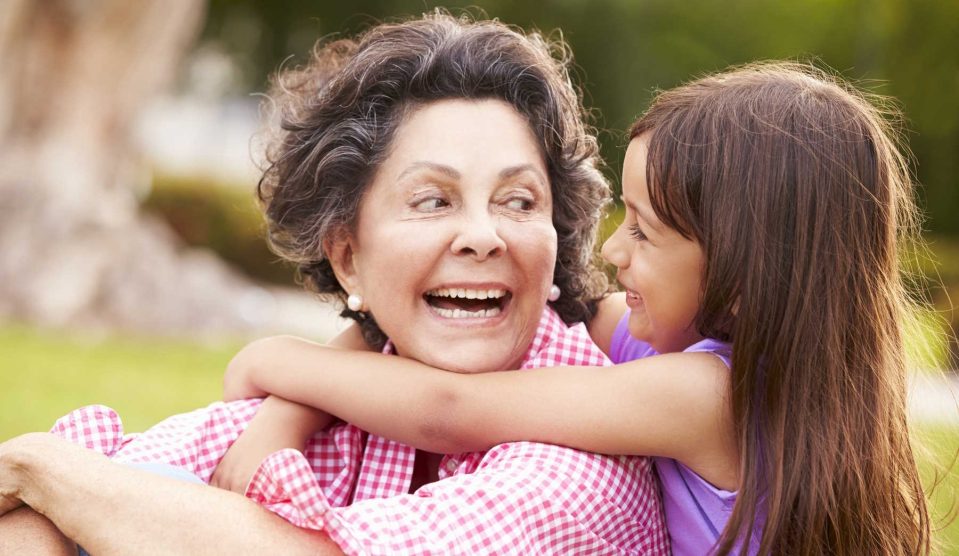 nagymama unokájával