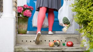 nőő megy fel a lépcsőn bevásárlásból kiszakadt a nejlon zacskója