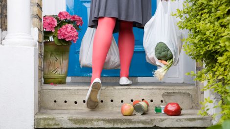 nőő megy fel a lépcsőn bevásárlásból kiszakadt a nejlon zacskója