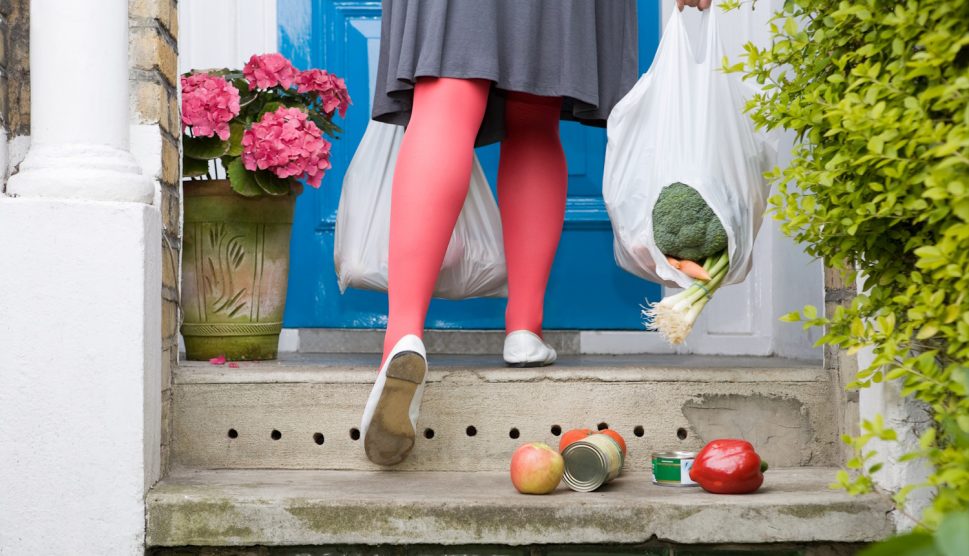 nőő megy fel a lépcsőn bevásárlásból kiszakadt a nejlon zacskója