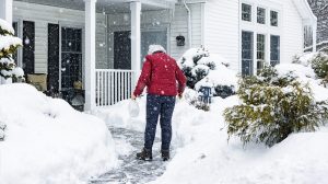 nő csúszkál havas időben a kocsibehajtón