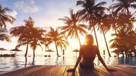 nő fekszik a stégen és nézi a tengert