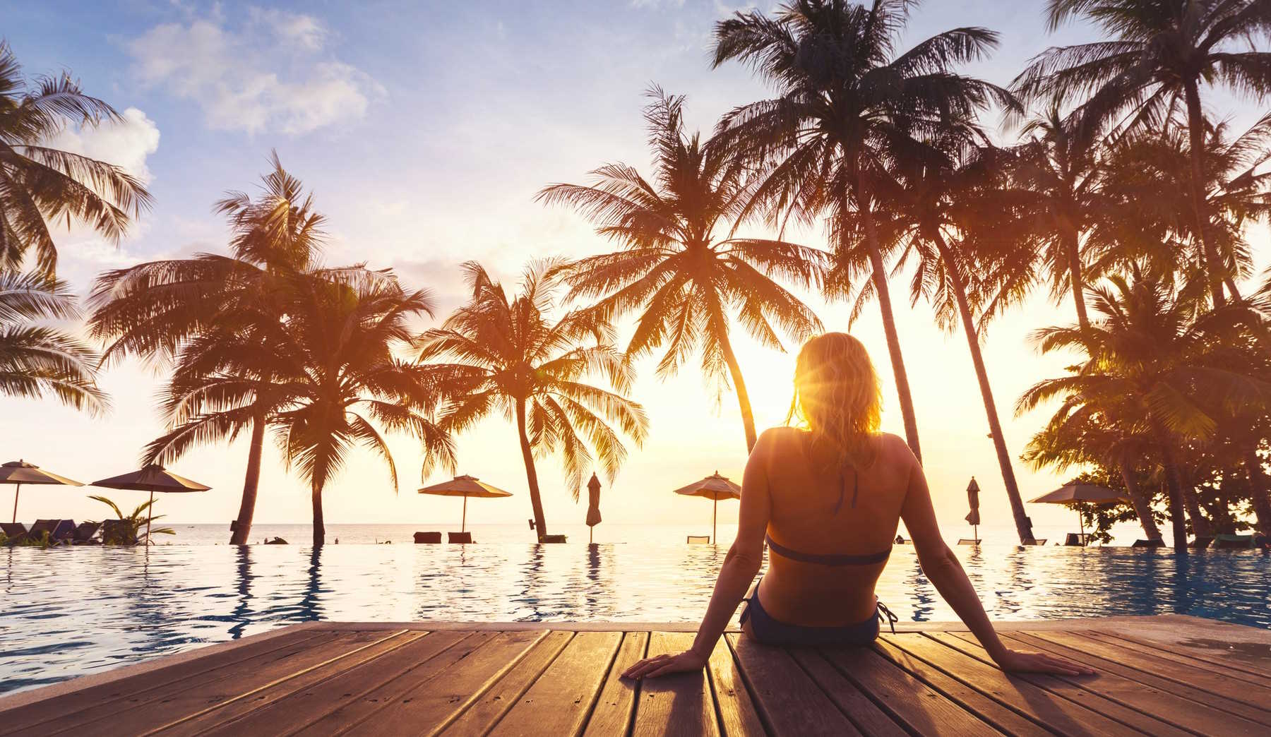 nő fekszik a stégen és nézi a tengert