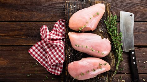 nyers csirkemell vágódeszkán