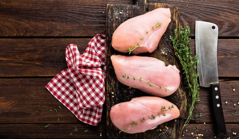 nyers csirkemell vágódeszkán