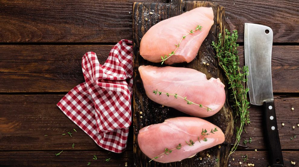 nyers csirkemell vágódeszkán