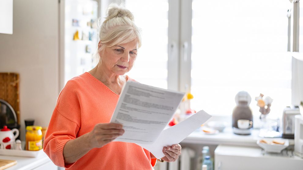 Nyugdíjas nő hivatalos iratot olvas