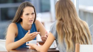 két nő kávézik, az egyik panaszkodik