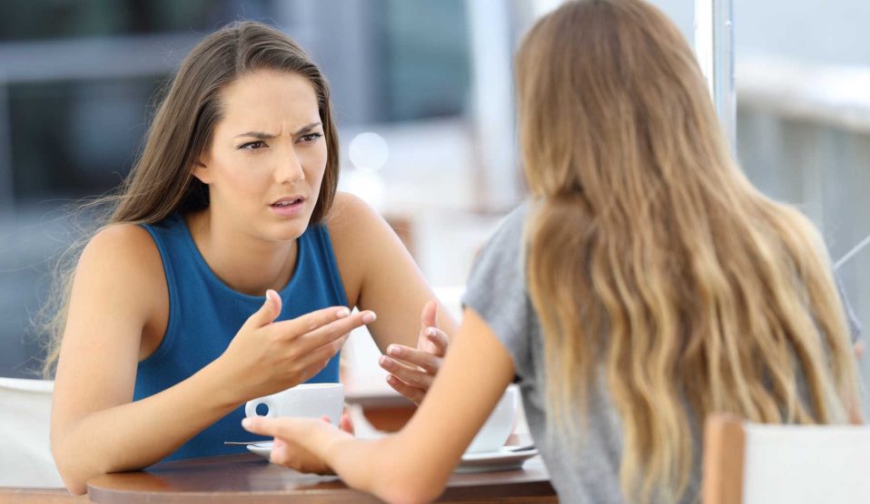 két nő kávézik, az egyik panaszkodik