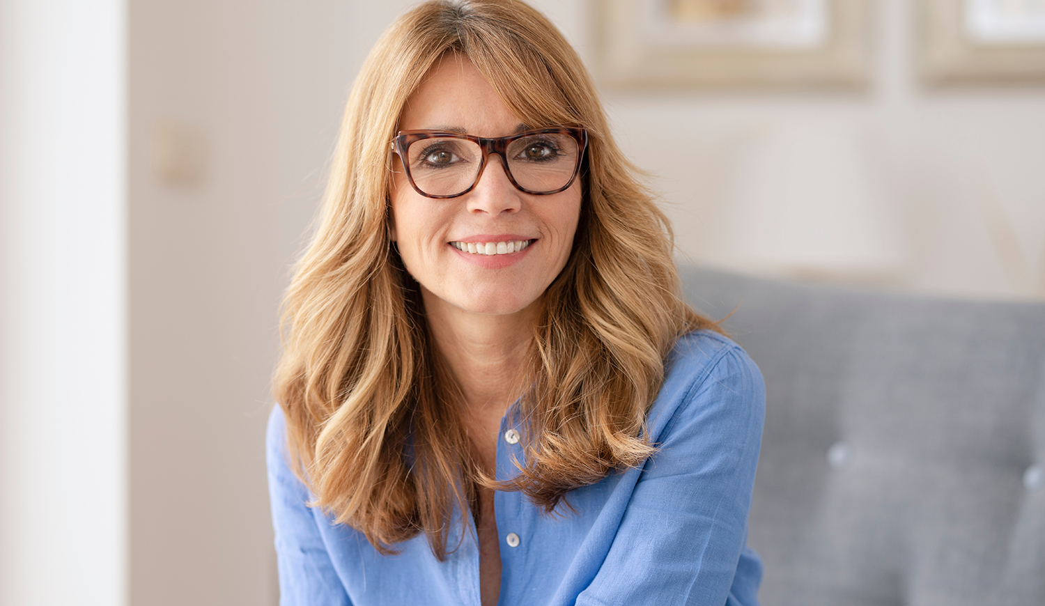 Szemüveges fiatal nő mosolyog