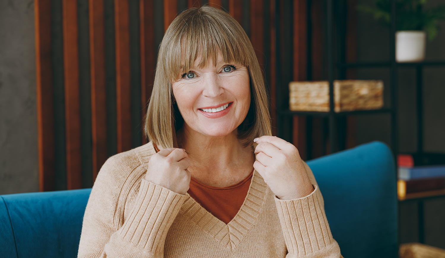 középkorú nő mosolyog