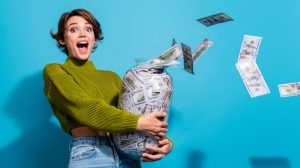 Egy lány boldogan szórja a pénzt