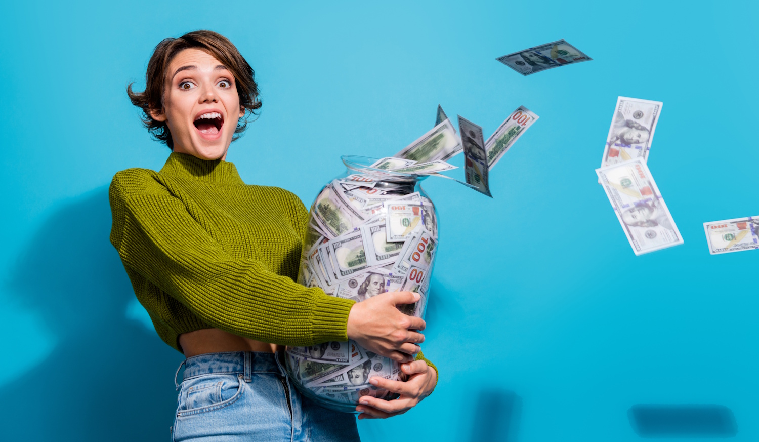 Egy lány boldogan szórja a pénzt
