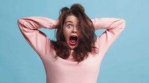 nő idegesen a hajába túr