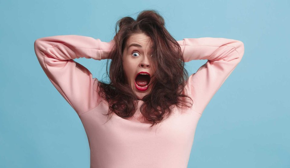 nő idegesen a hajába túr