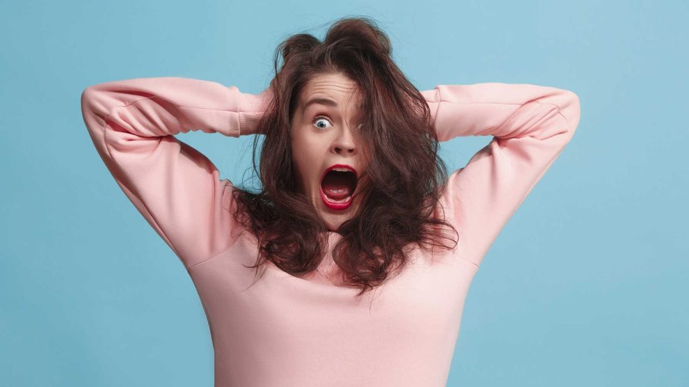 nő idegesen a hajába túr