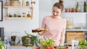 nő salátát készít a konyhában