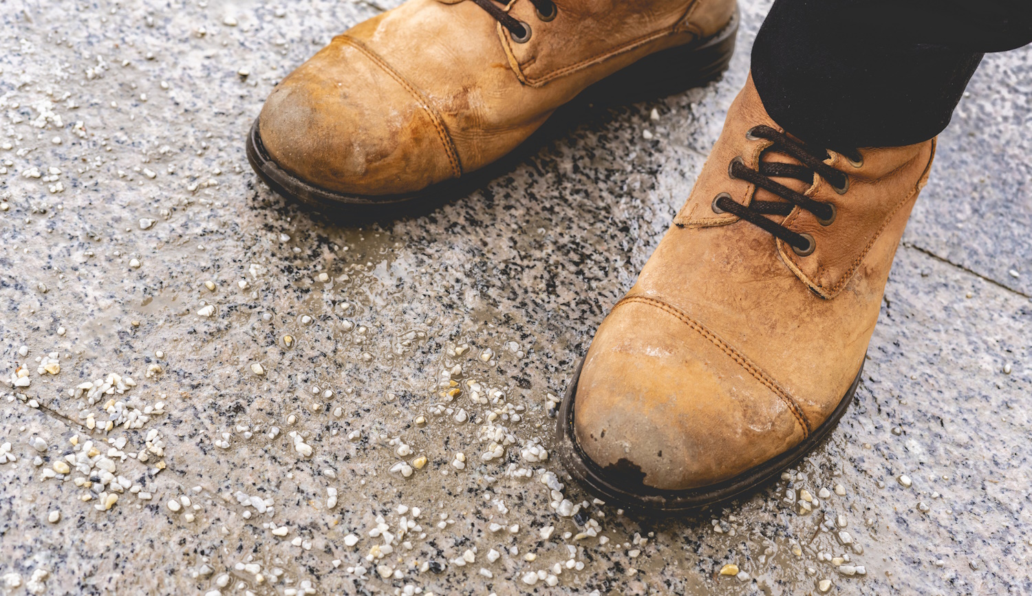 téli útszórósótól kimart koszos latyakos cipő