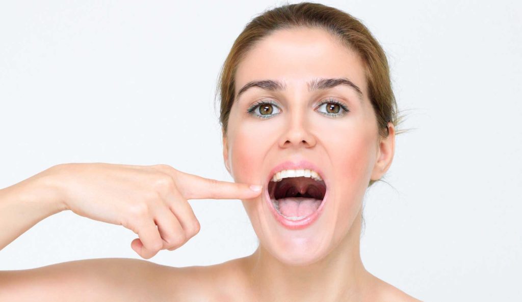 Nő nyitott szájjal mutat