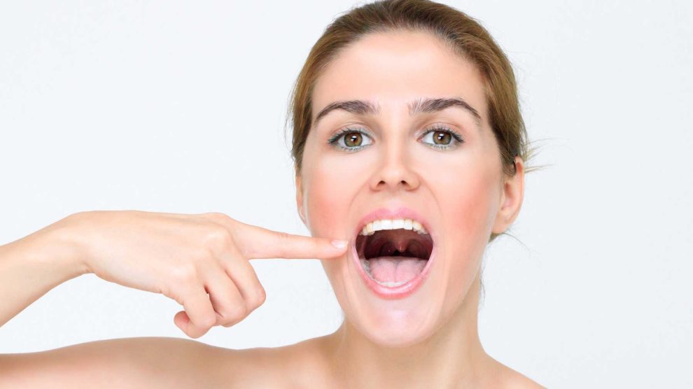 Nő nyitott szájjal mutat