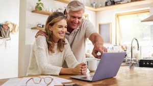 nyugdíjas házaspár laptoppal