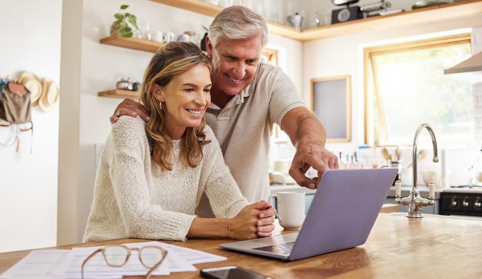 nyugdíjas házaspár laptoppal