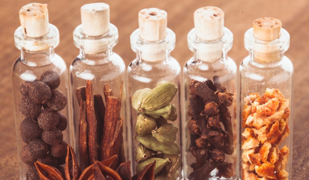 fűszerek üvegben a kamrában