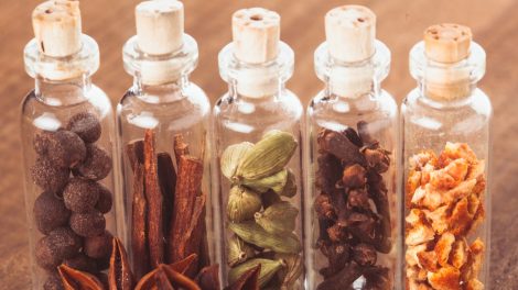 fűszerek üvegben a kamrában