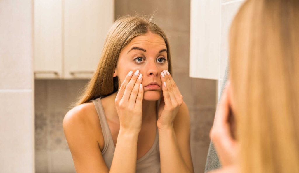 nő nézi magát a tükörben