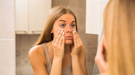 nő nézi magát a tükörben