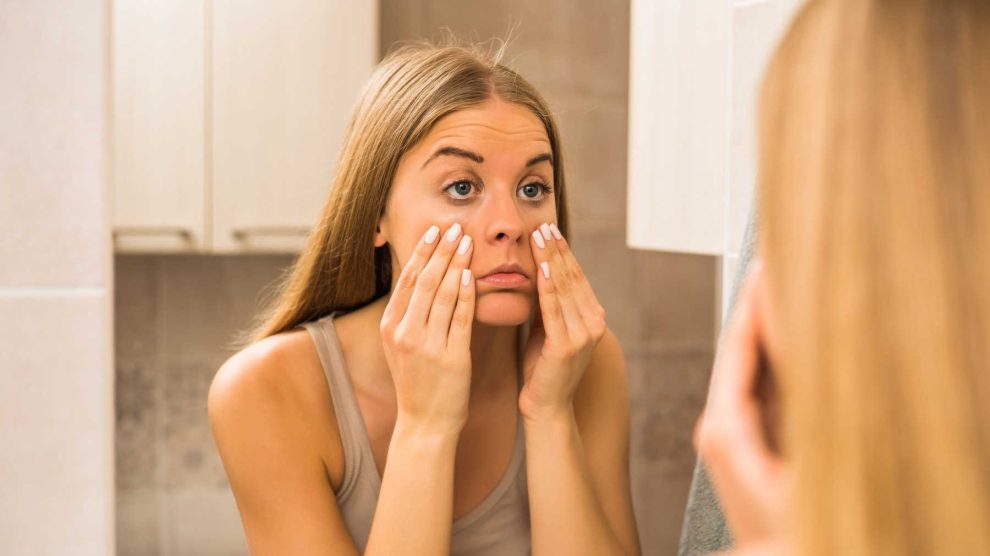 nő nézi magát a tükörben